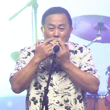 축제에서 연주중인 최태수 단장
