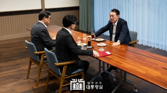 21일 윤석열 대통령과 한동훈 국민의힘 당대표가 면담 하고 있다. <대통령실>