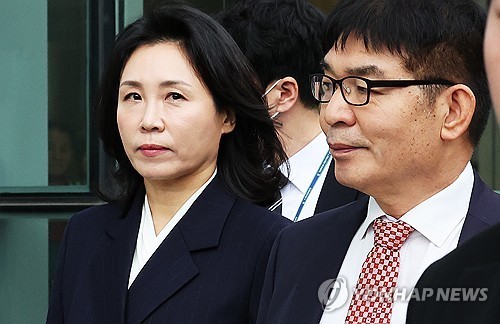 <strong>법원 나오는 김혜경 씨 <연합뉴스></strong>