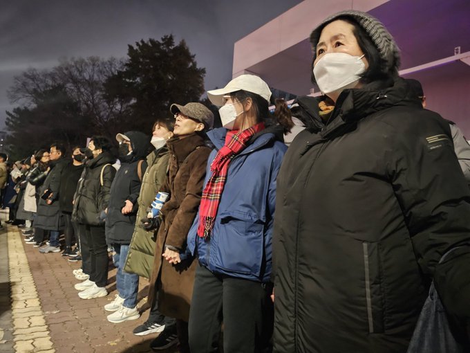 마이니치 신문 기자가 찍은 국회 앞을 지키는 시민들 軍隊をいれないように国会前で立っていた市民