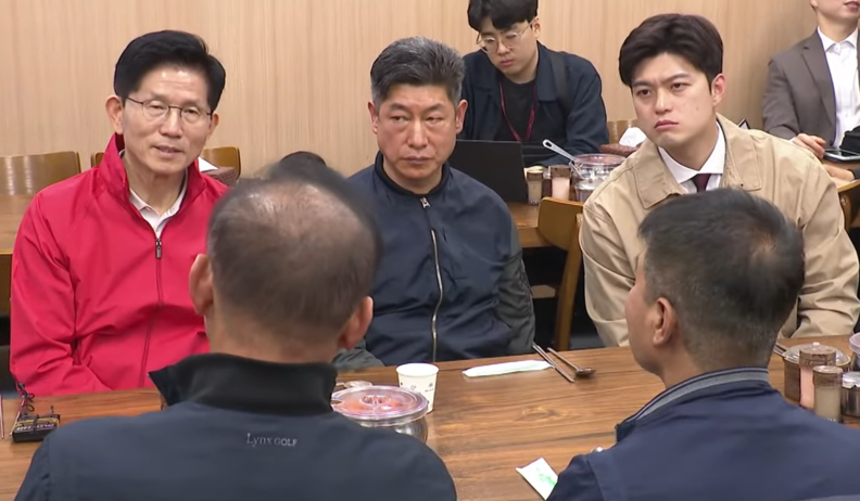 가락시장 상인들과 이야기하고 있는 국민의힘 김문수 후보